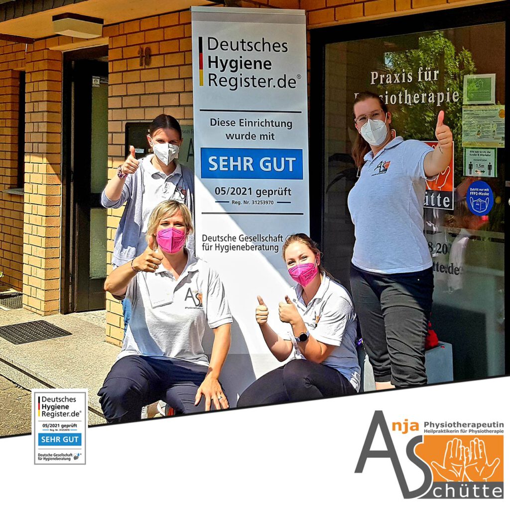 Praxis Team Anja Schütte neben Banner des Deutschen Hygiene Register