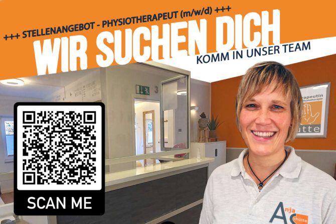 Das Foto zeigt die lächelnde Physiotherapeutin und Inhaberin Anja Schütte vor der Rezeption ihrer Praxis mit einem QR-Code für ein Stellenangebot.