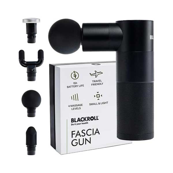 Eine Blackroll® Fascia Gun Massagepistole mit verschiedenen Aufsätzen und ihrer Verpackung.