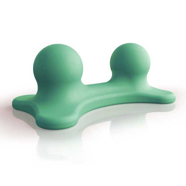 Grünes Triggerdinger® Double Dude Massagegerät mit zwei kugelförmigen Enden zur Selbstbehandlung von Triggerpunkten.